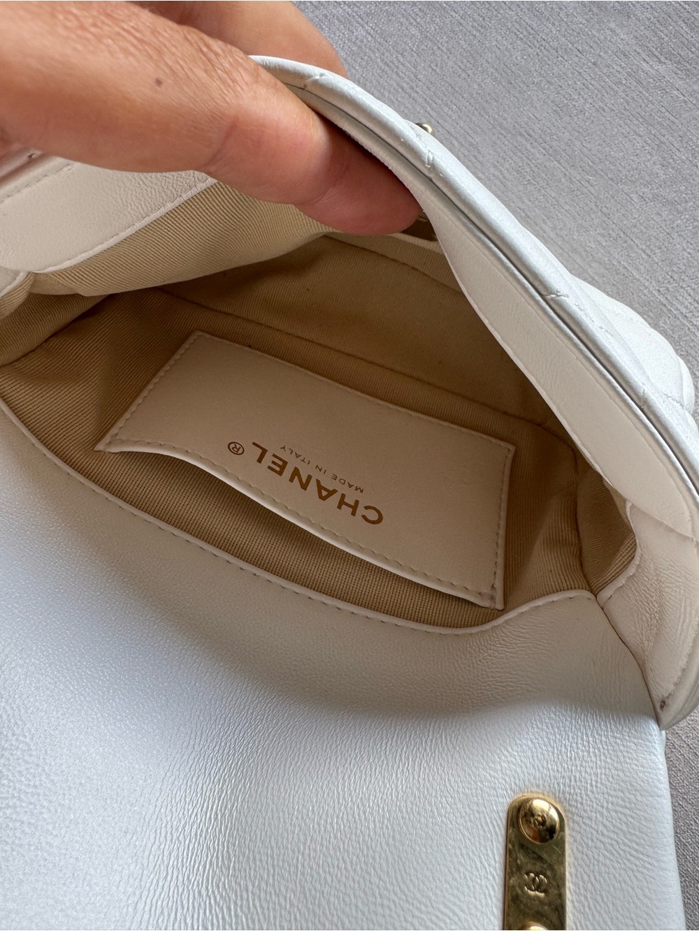 CHANEL White Quilted Leather Shoulder Bag with Gold Hardware - Picture 8 of 16
